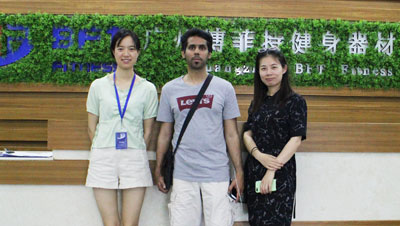 卡塔尔客户来中国采购香蕉成人APP健身房器材 