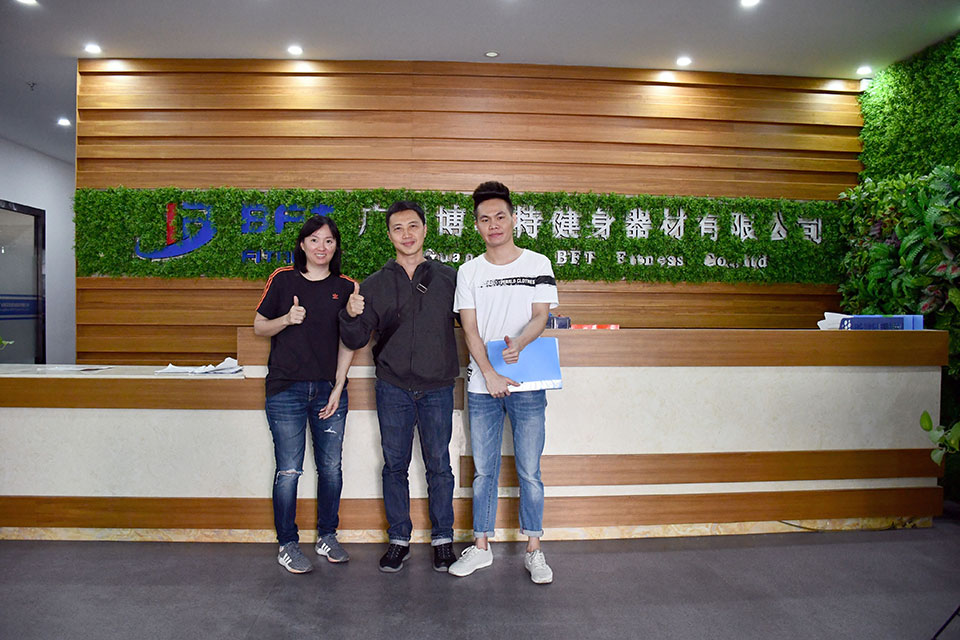 印度尼西亚客户来中国采购香蕉成人APP健身器材